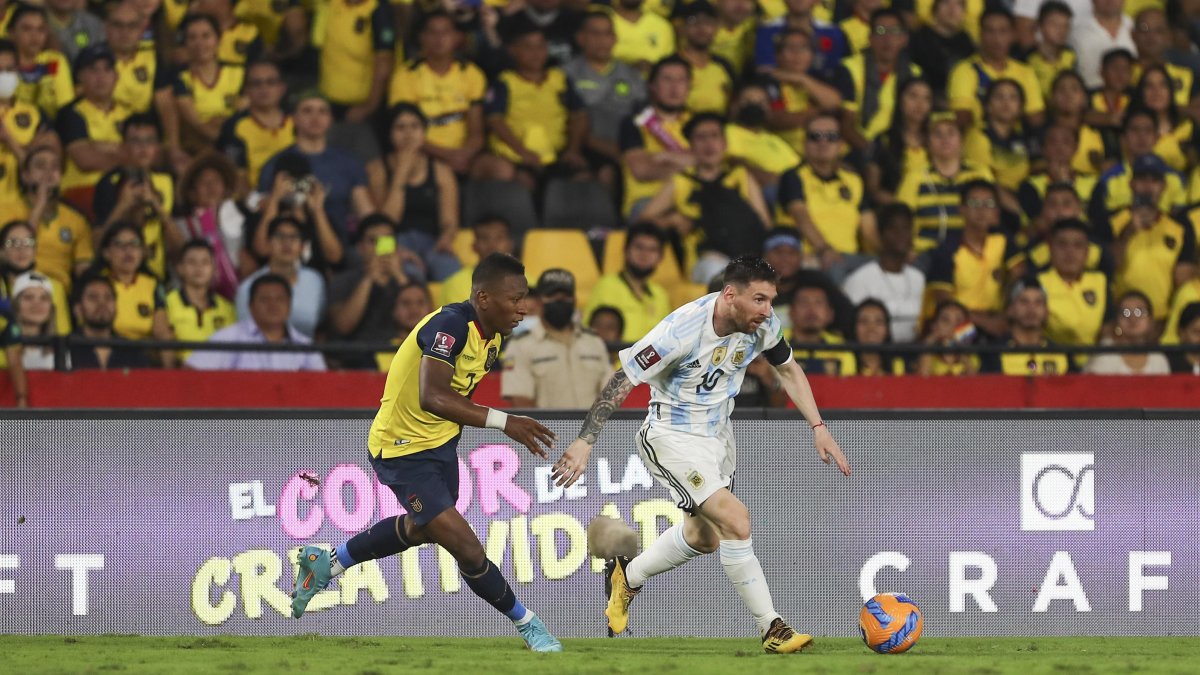 Pervis Estupiñán (i), de Ecuador, disputa el balón con Lionel Messi, de Argentina, durante el partido entre Ecuador y Argentina por las eliminatorias sudamericanas para el mundial de Qatar 2022.