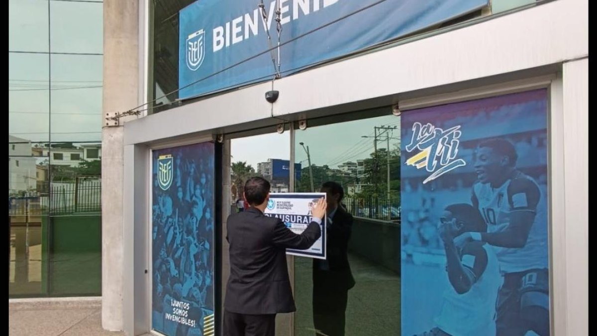 Los momentos en que se coloca el sticker de 'clausurado' en las puertas de la FEF.