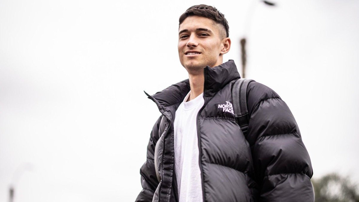 El volante central, que acumula 114 minutos en dos amistosos disputados este año, haría su debut oficial con los charrúas.