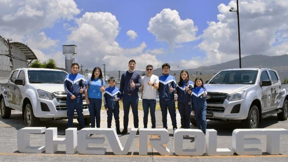 Personal de Chevrolet durante la entrega de las dos camionetas a la escuela de Carapaz.