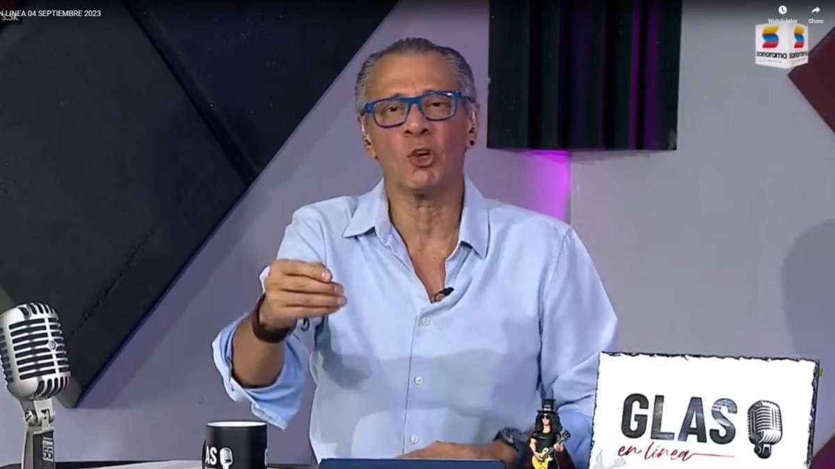 Conductor. Jorge Glas durante la transmisión de un programa de radio en el que atacaba al neoliberalismo y se burlaba del ahora presidente electo Daniel Noboa.
