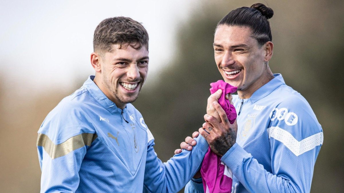 Valverde (i) y Núñez son los referentes de la Celeste.