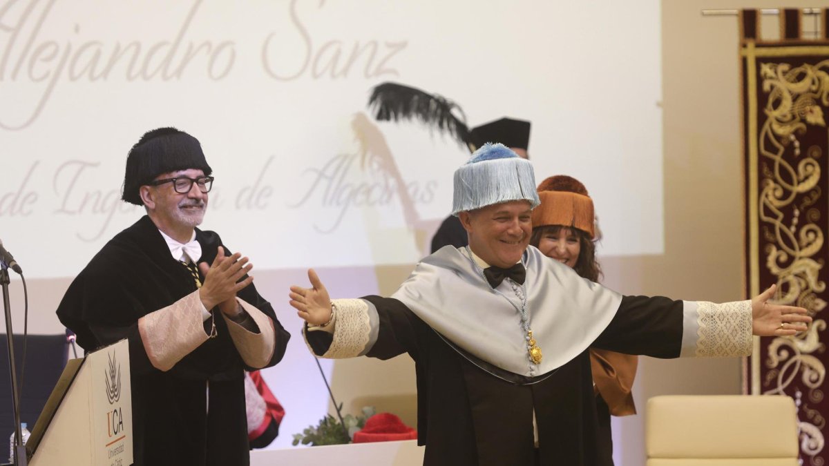 El cantante y compositor Alejandro Sanz (d) saludando tras ser investido hoy en Algeciras como doctor Honoris Causa por la Universidad de Cádiz.