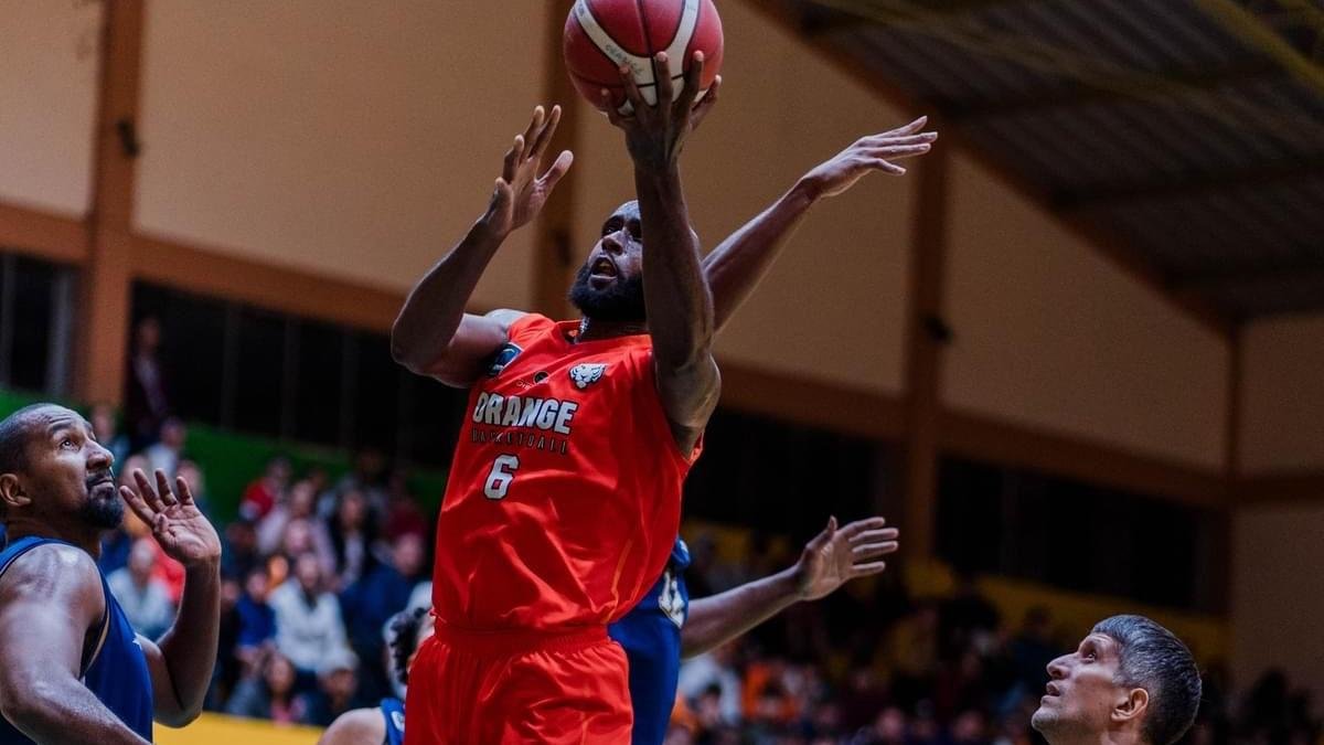 J. Morris, en acción durante un juego de las semifinales ante Guerreros de Neumane.