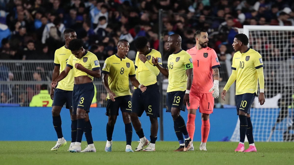 Jugadores de Ecuador se marchan cabizbajos en un partido de las Eliminatorias Sudamericanas entre Argentina y Ecuador, en el estadio Más Monumental.