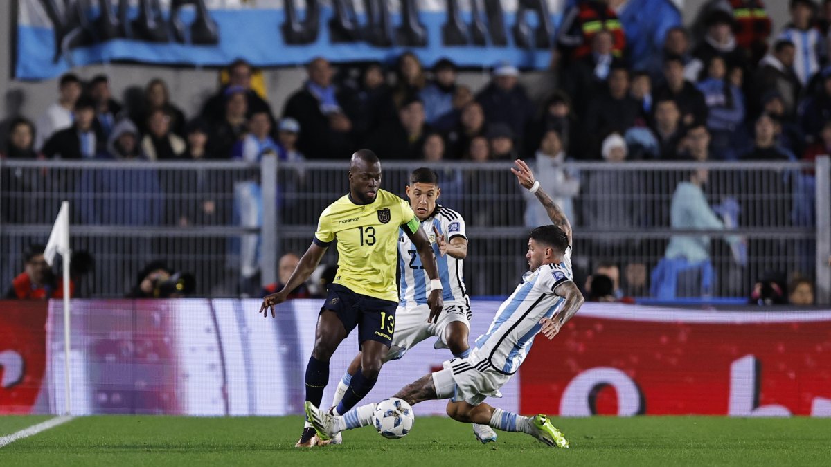 Rodrigo De Paul (d), de Argentina, disputa el balón con Enner Valencia, de Ecuador.