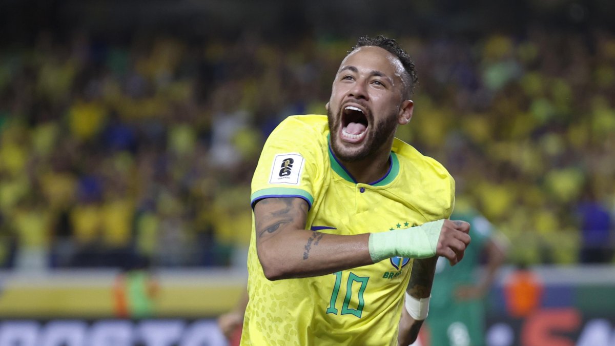 Neymar, de Brasil, celebra su primer gol en un partido de las Eliminatorias Sudamericanas para la Copa Mundial de Fútbol 2026 entre Brasil y Bolivia.