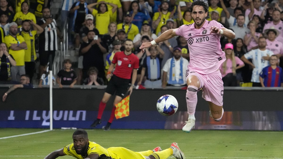 Leonardo Campana (d), delantero del Inter Miami, no fue convocado a la Tri, pese a venir marcando con las garzas.