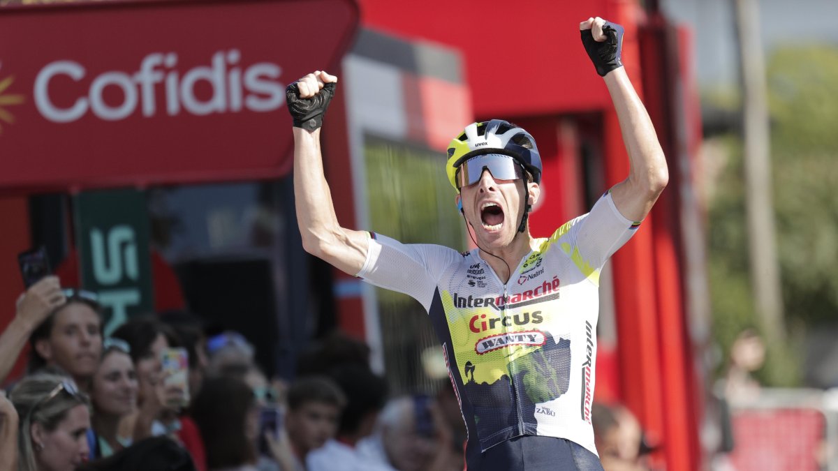 El ciclista portugués levanta los brazos tras cruzar la meta.