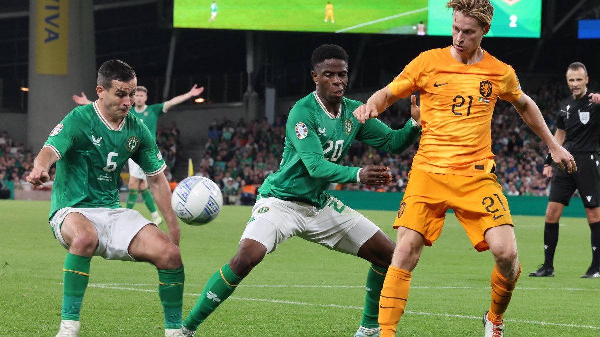 Josh Cullen y Chiedozie Ogbene de Irlanda en acción contra Frenkie de Jong de los países Bajos durante el partido de fútbol clasificatorio del Grupo B de la UEFA EURO 2024.