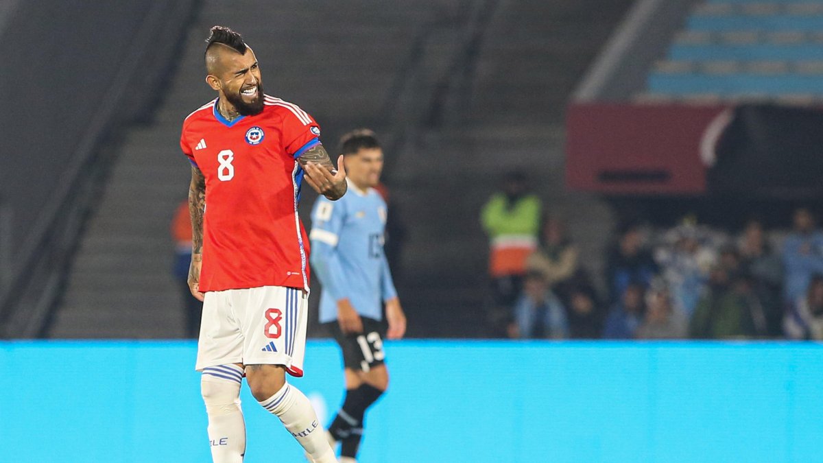 Arturo Vidal, de Chile, reacciona en un partido de las Eliminatorias Sudamericanas entre Uruguay y Chile.