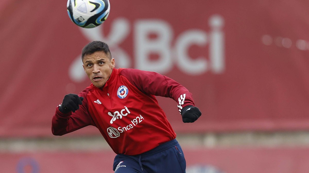 Alexis Sánchez, mientras participa en un entrenamiento del seleccionado chileno de fútbol, en el complejo Juan Pinto Durán en Santiago (Chile).