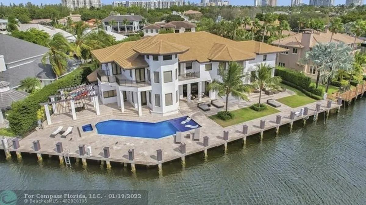 El astro del fútbol Lionel Messi compró recientemente esta casa en la comunidad Bay Colony de Fort Lauderdale, Florida.