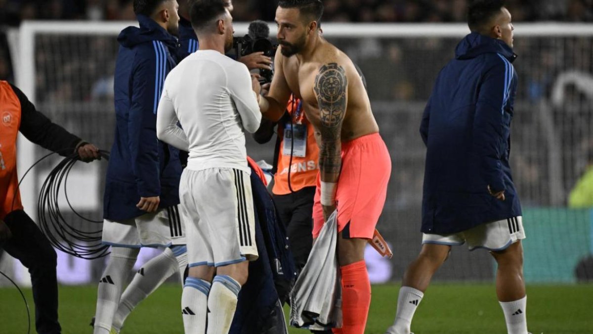 Hernán Galíndez (d) pudo intercambiar la camiseta con Lionel Messi (i), al término del encuentro entre Argentina y Ecuador, que se dio el 7 de septiembre en Buenos Aires
