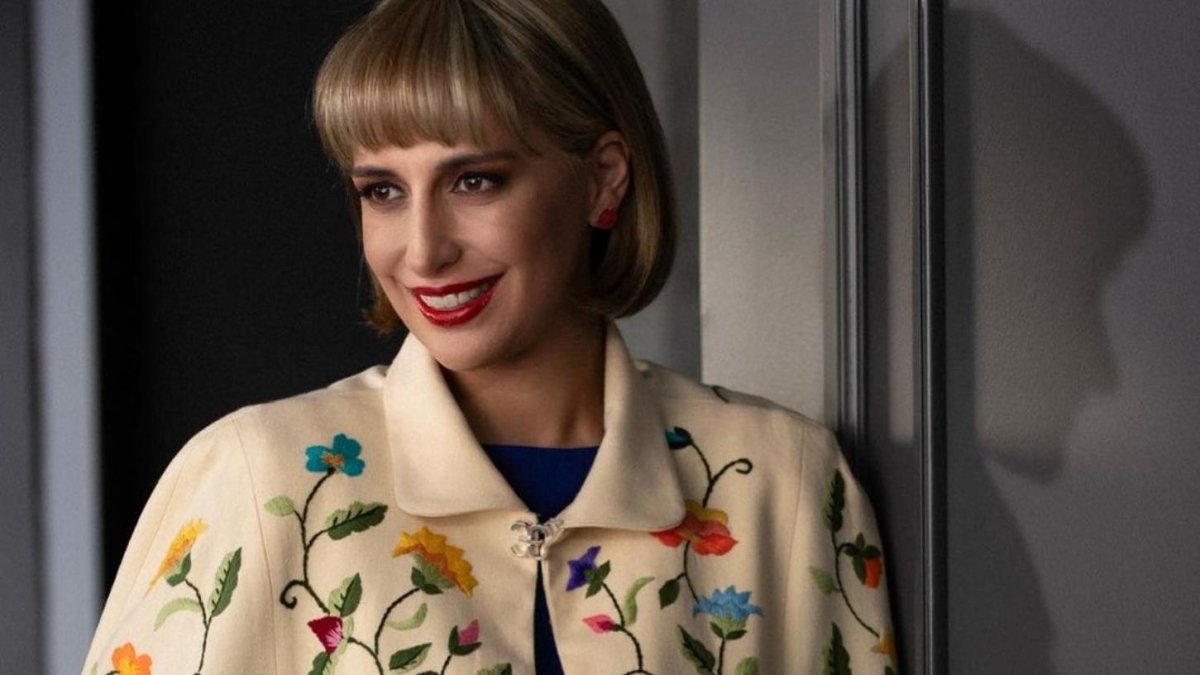 Alexandra luciendo el arte de lo hecho a mano.