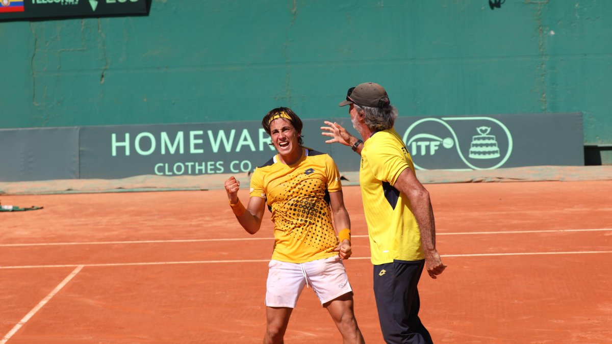 Guillén celebró con su entrenador el triunfo del primer partido.
