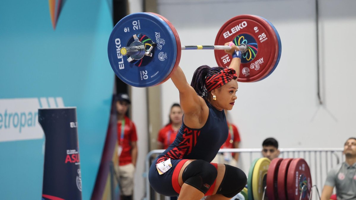 Neisi tuvo que levantar 155 kg en la modalidad de arranque.