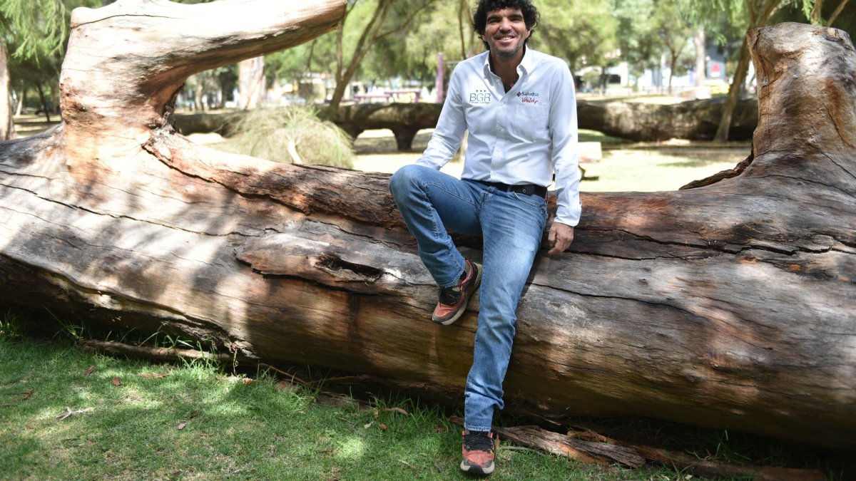 El quiteño de 48 años busca financiamiento para culminar el reto de ascender a las 14 cumbres más altas del mundo