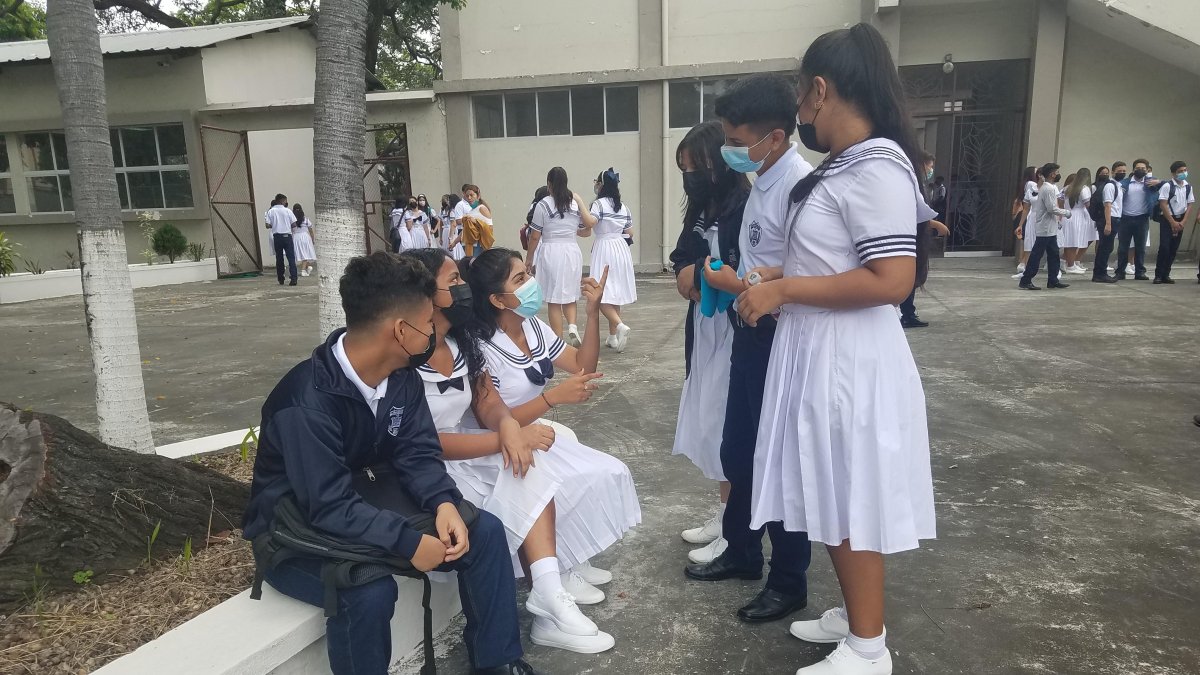 FOTO REFERENCIAL: ESTUDIANTES REUNIDOS EN EL PATIO DE UNA INSTITUCIÓN EDUCATIVA EN 2022|