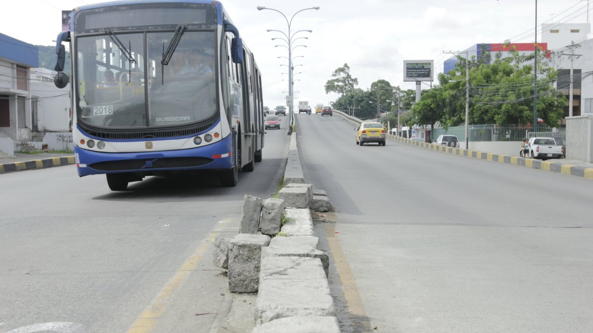 PUENTE A DESNIVEL: La fotografía muestra la estructura desprendida del parterre que separa los carriles del puente a desnivel de la av. Carlos Julio Arosemena a la altura de Las Monjas. Este espacio es ocupado por los articulados de la metrovía, que podrían chocar con los restos. Foto denuncia- Subida Puente Las Monjas 26 febrero del 2016 Brenda Figueroa Agencia (ag-expreso)