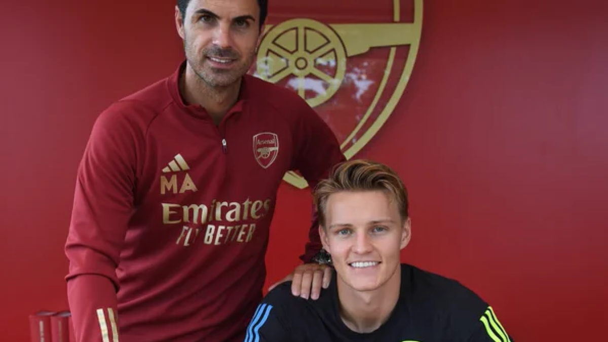 El Norugo firmó en compañía de Mikel Arteta.