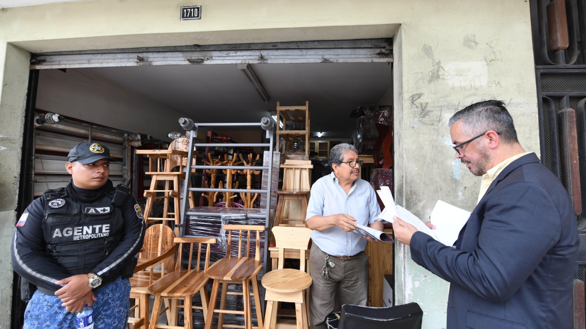 12 locales fueron
clausurados la tarde de este miércoles anterior. 