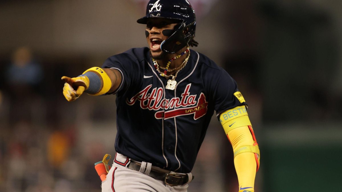 El venezolano Ronald Acuña de los Bravos de Atlanta en el festejo tras la marca.