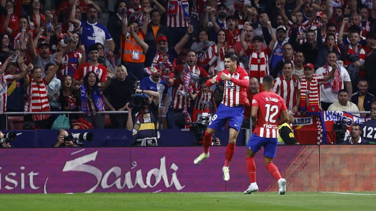 El delantero Álvaro Morata (i) celebra el 1-0 transitorio junto a Samuel Lino.