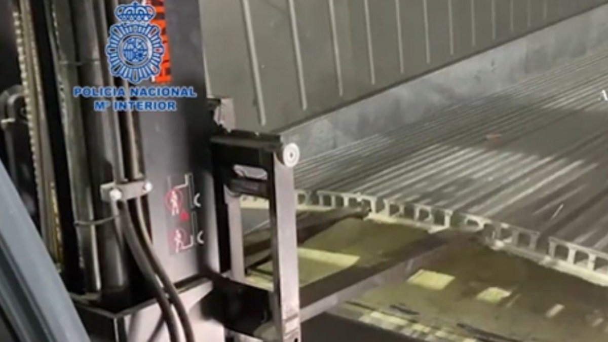 Caso. Una parte de la droga estaba escondida en un doble fondo del piso.