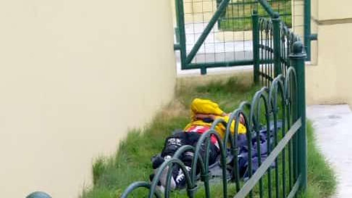 Reclamo. Personas son captadas dormidas en los exteriores del mercado.