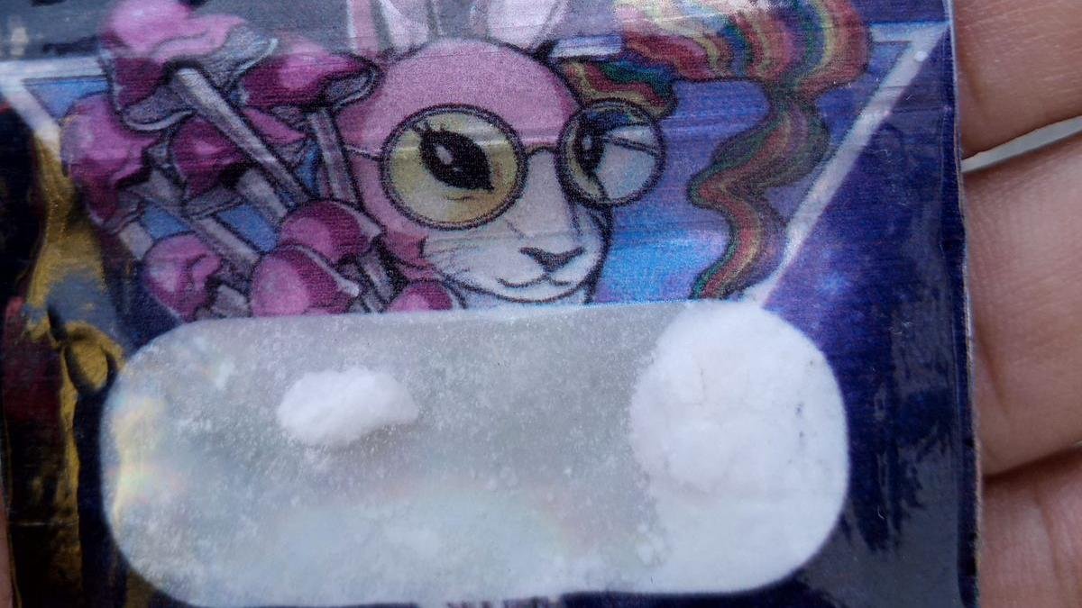 En instituciones educativas de Ecuador, las dosis de alcaloide son empaquetadas de forma 