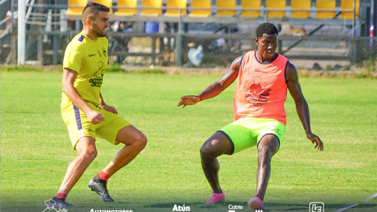 El volante Cristian García (i) durante la sesión matinal del Delfín.
