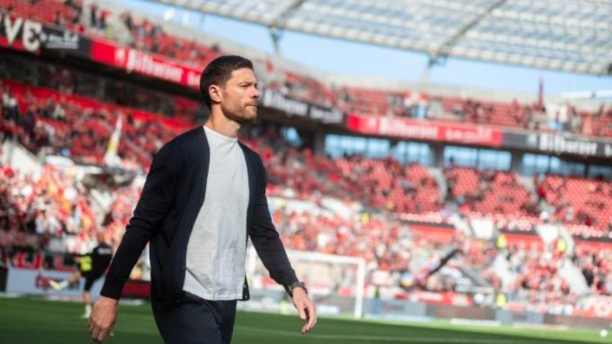 Alonso renovó en agosto con Bayer Leverkusen hasta 2026.