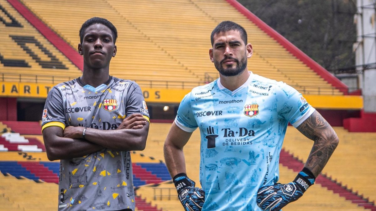 Allen Obando y Victor Méndoza posan con las nuevas camisetas conmemorativas.