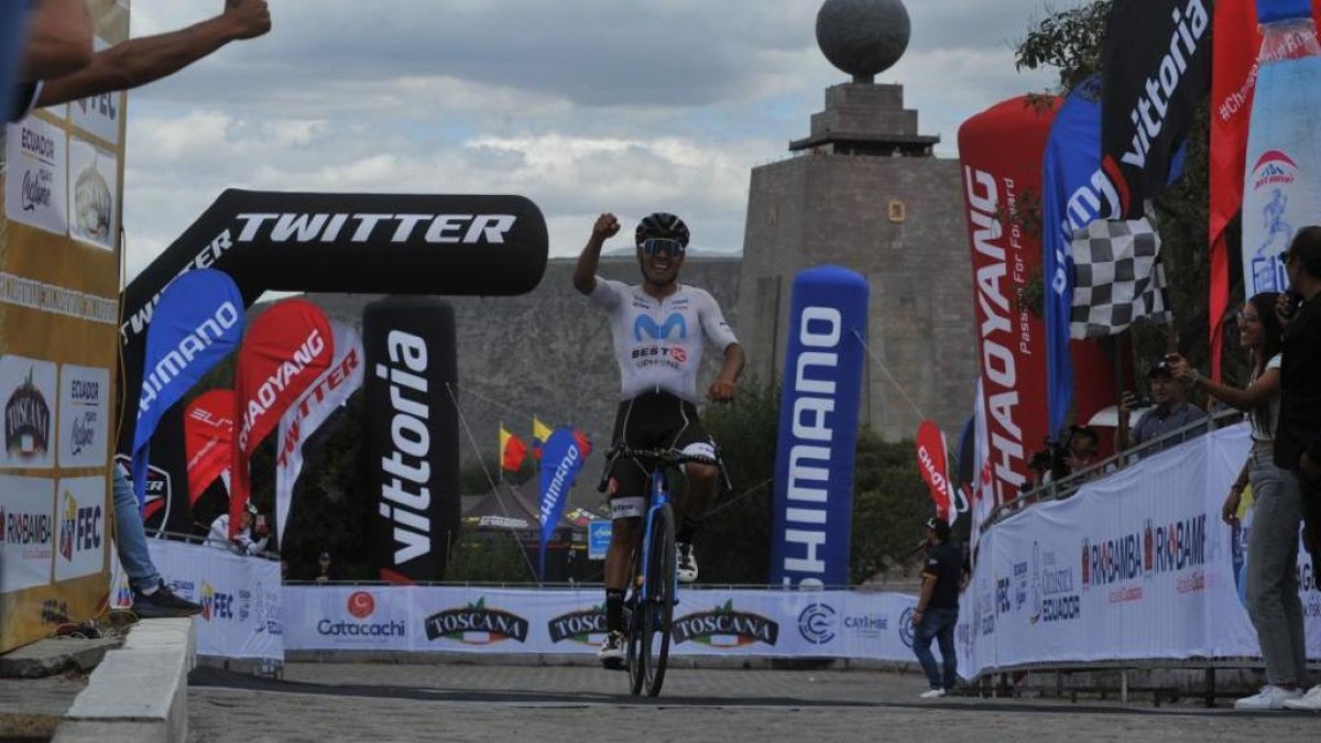 Santiago Montenegro a su llegada a Quito como líder de la etapa 5 de la Vuelta al Ecuador.