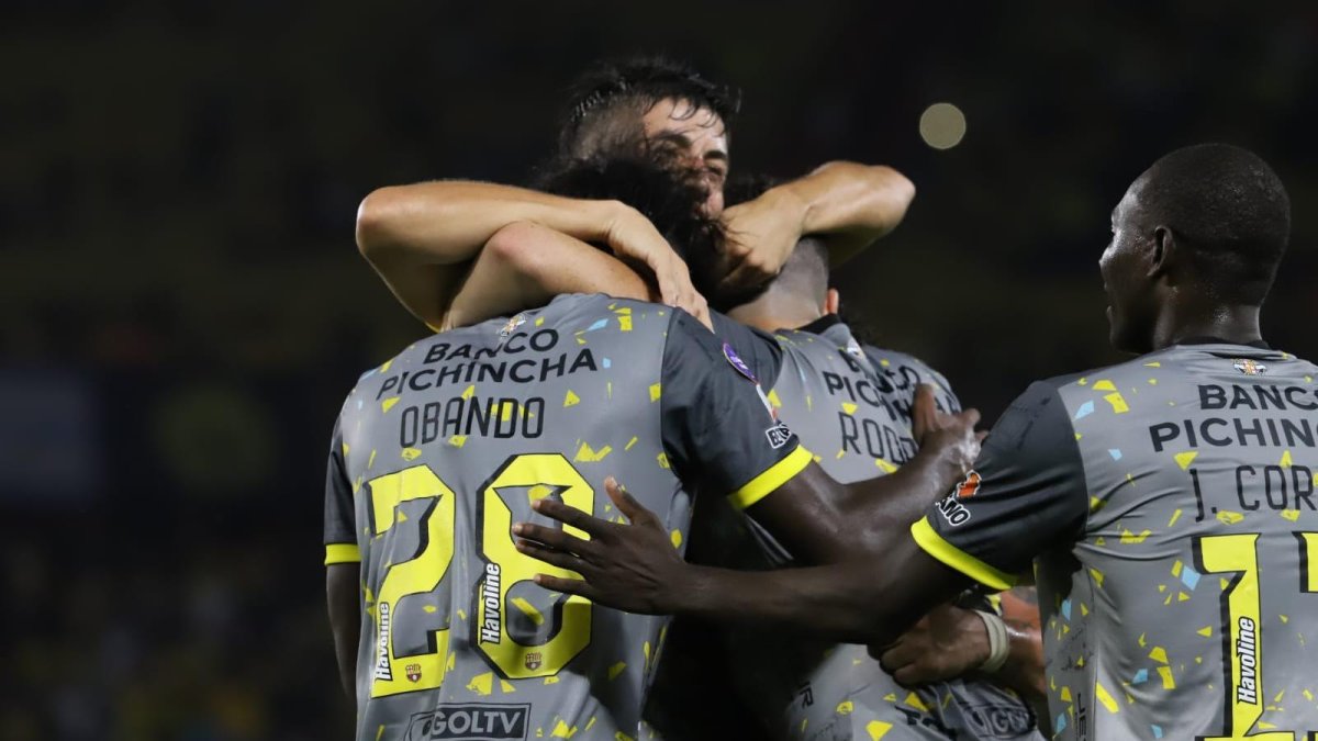 Los jugadores de Barcelona se abrazan tras el primer y único tanto validado al minuto 27, ante Técnico Universitario.