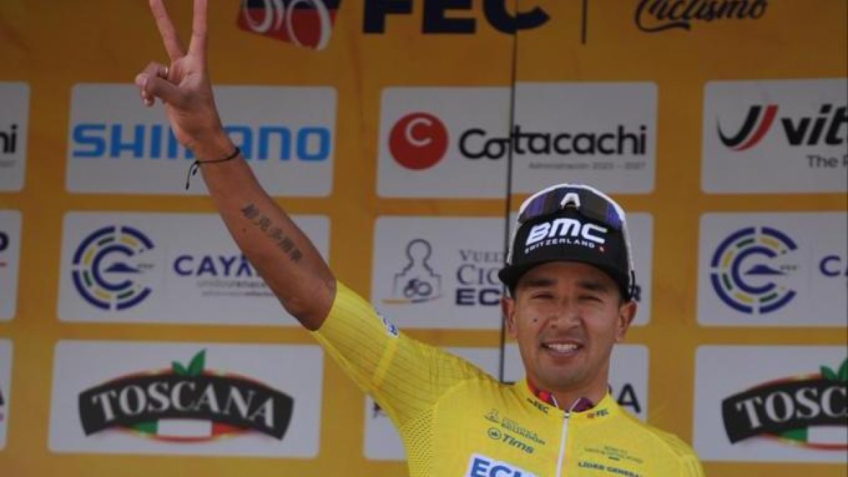Con la V de victoria, o indicando que es dos veces ganador, el ciclista nacido en Nariño, de 39 años, Robinson Chalapud, festejó el ganar la Vuelta al Ecuador el sábado pasado.
