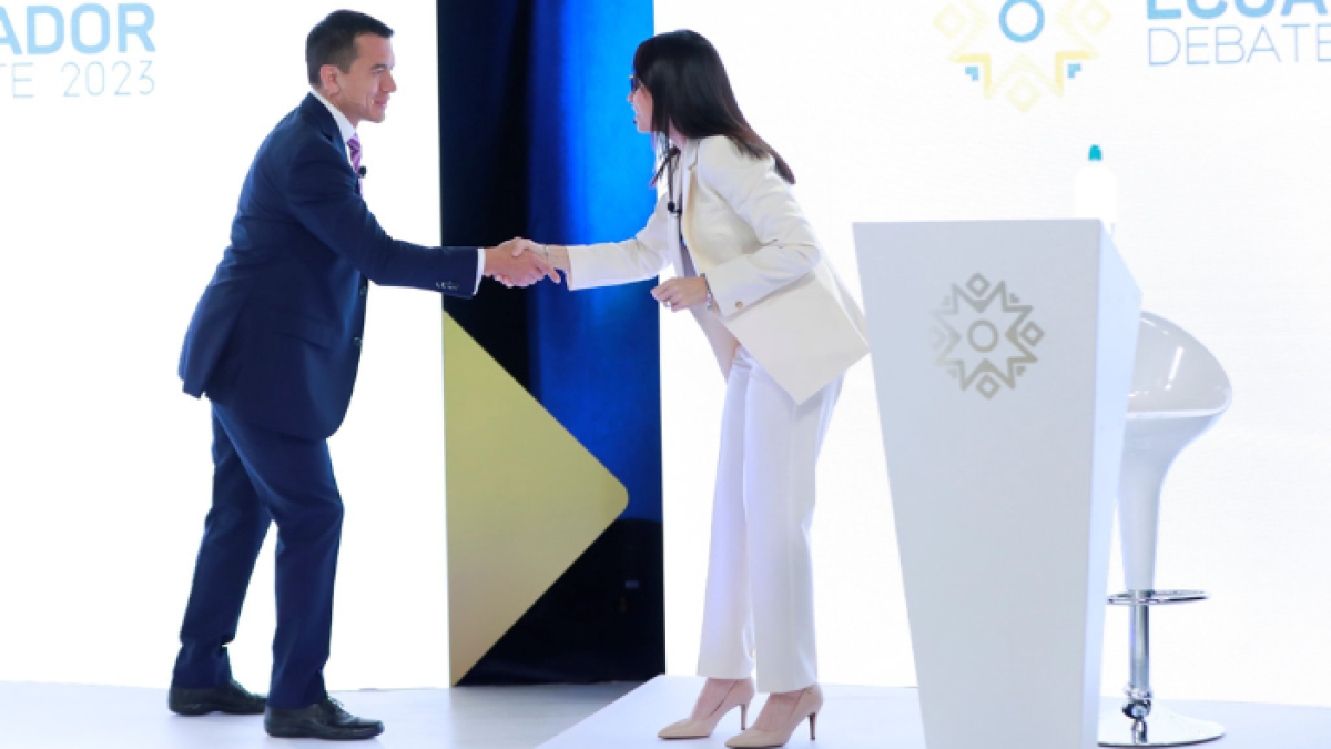 Daniel Noboa y Luisa González al cerrar el debate se dieron la mano.