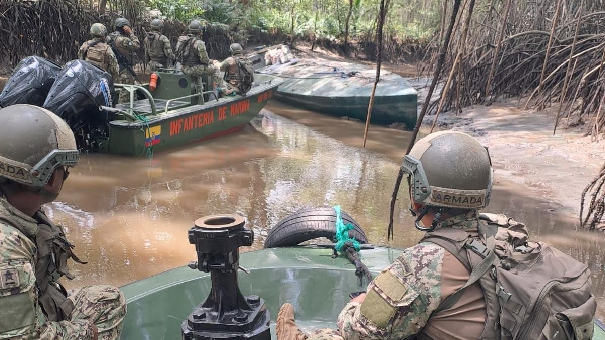Artefacto. Los militares custodiaron el sumergible que podía transportar sustancias sujetas a fiscalización.