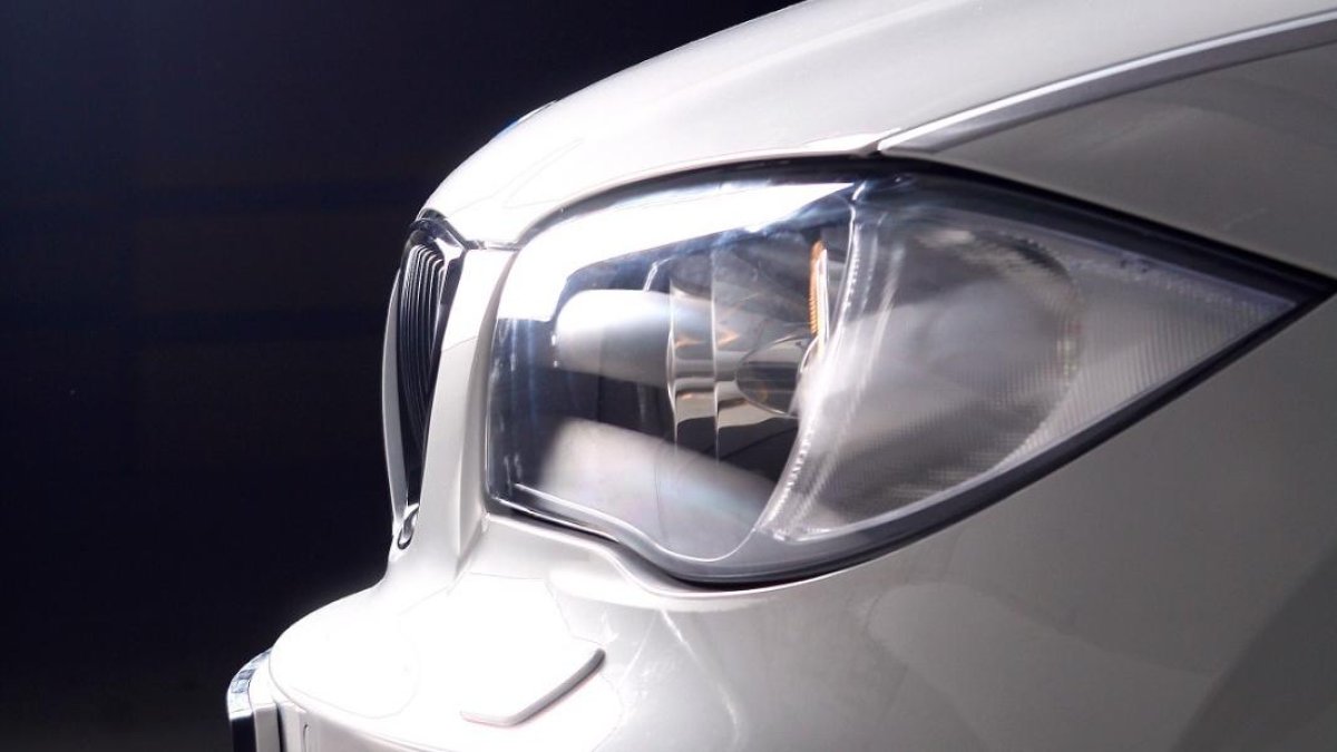 Las luces del auto tienen toda un sistema de cuidados para su cambio o mantenimiento.