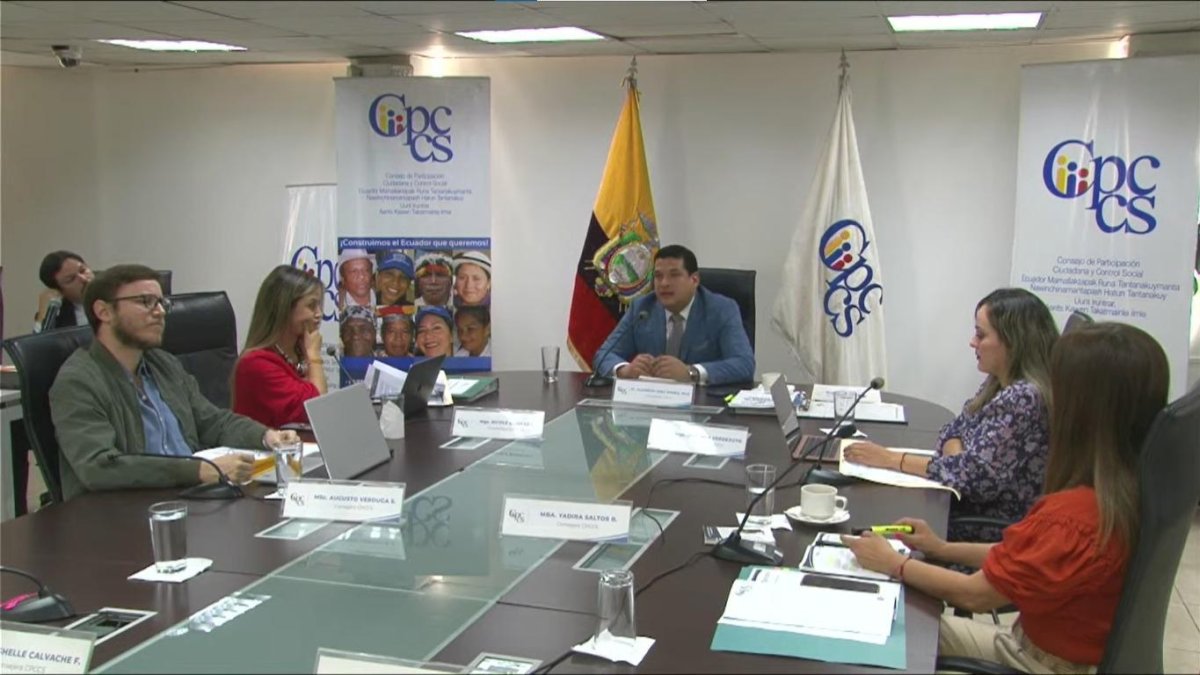 El presidente Vera y el consejero Andrés Fantoni también tuvieron un breve roce.