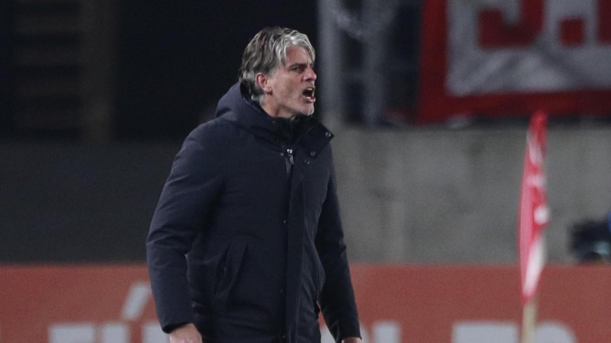 Fotografía de archivo, tomada el pasado 28 de julio, en la que se registró al entrenador del club ecuatoriano de fútbol Barcelona, el uruguayo Diego López.