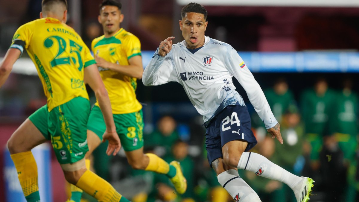 Paolo Guerrero, de Liga, pasa el balón en un partido de las semifinales de la Copa Sudamericana entre Defensa y Justicia y Liga de Quito.