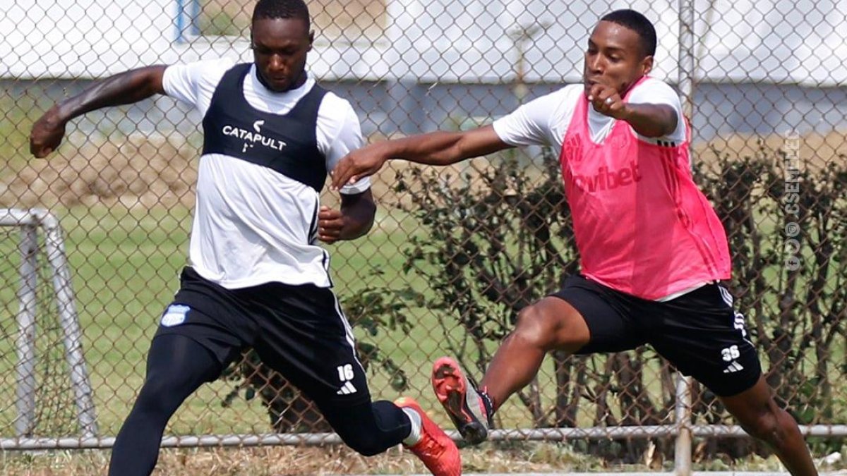 Aníbal Chalá (i) durante una práctica eléctrica en el Polideportivo de Los Samanes.