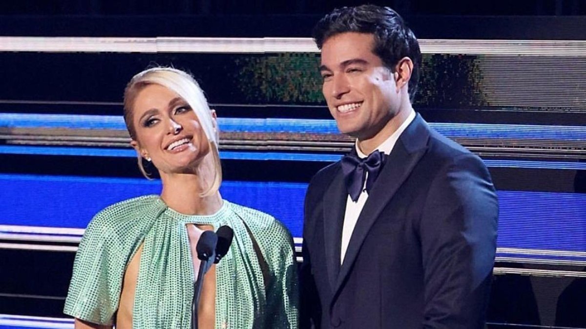 Paris Hilton y Danilo Carrera fungieron como los anfitriones de la gala. El ecuatoriano cautivó a la audiencia con su porte y carisma.