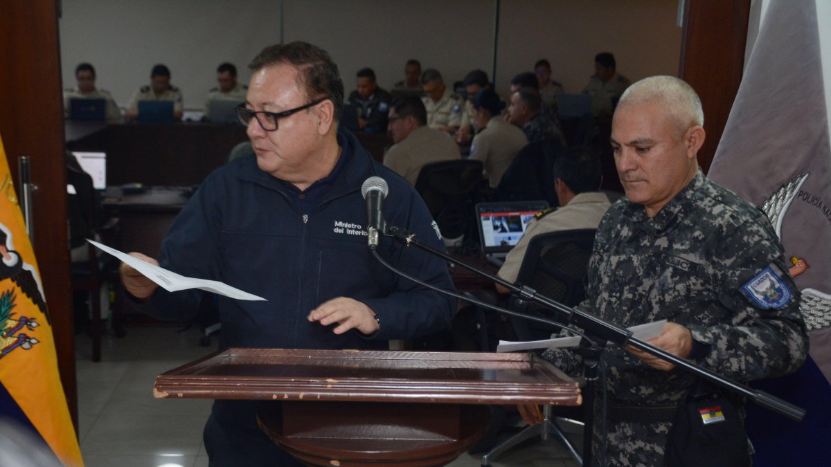 Zapata realizó las declaraciones junto al comandante general Fausto Salinas.