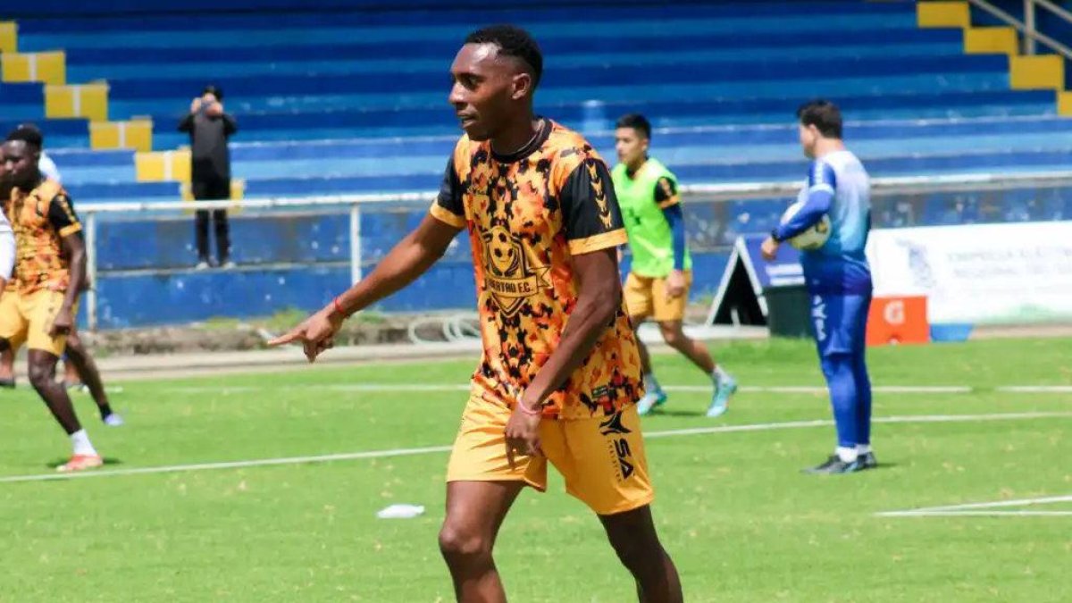 Según el presidente de Libertad, Marlon Granda, Jordan Chillambo (i) se agachó en el gol de Anthony Landázuri.