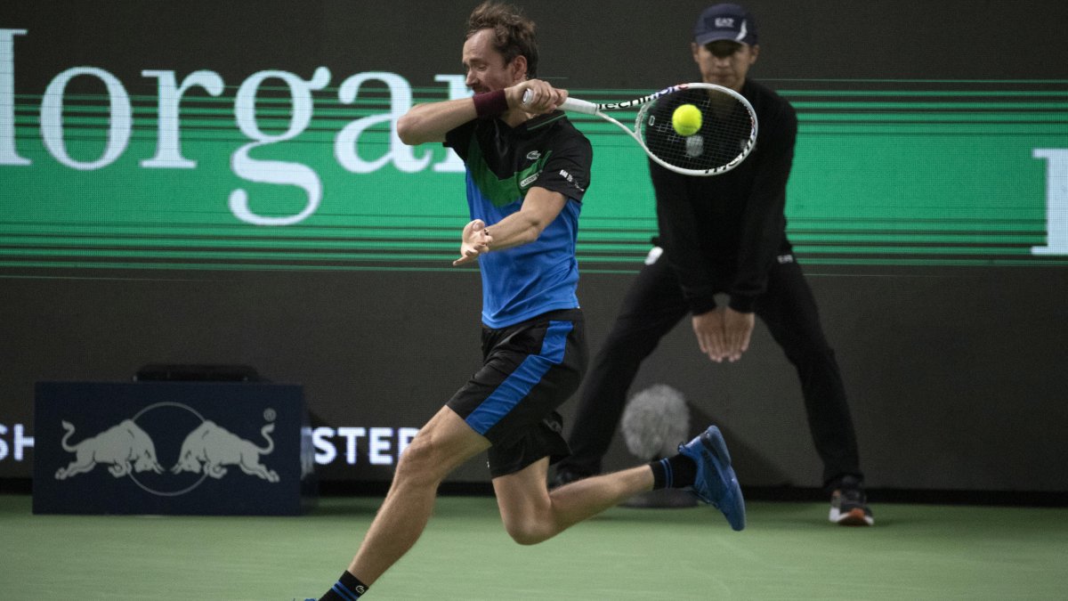 Daniil Medvedev de Rusia en acción contra Cristian Garin de Chile durante su partido en el torneo de tenis Masters de Shanghai.
