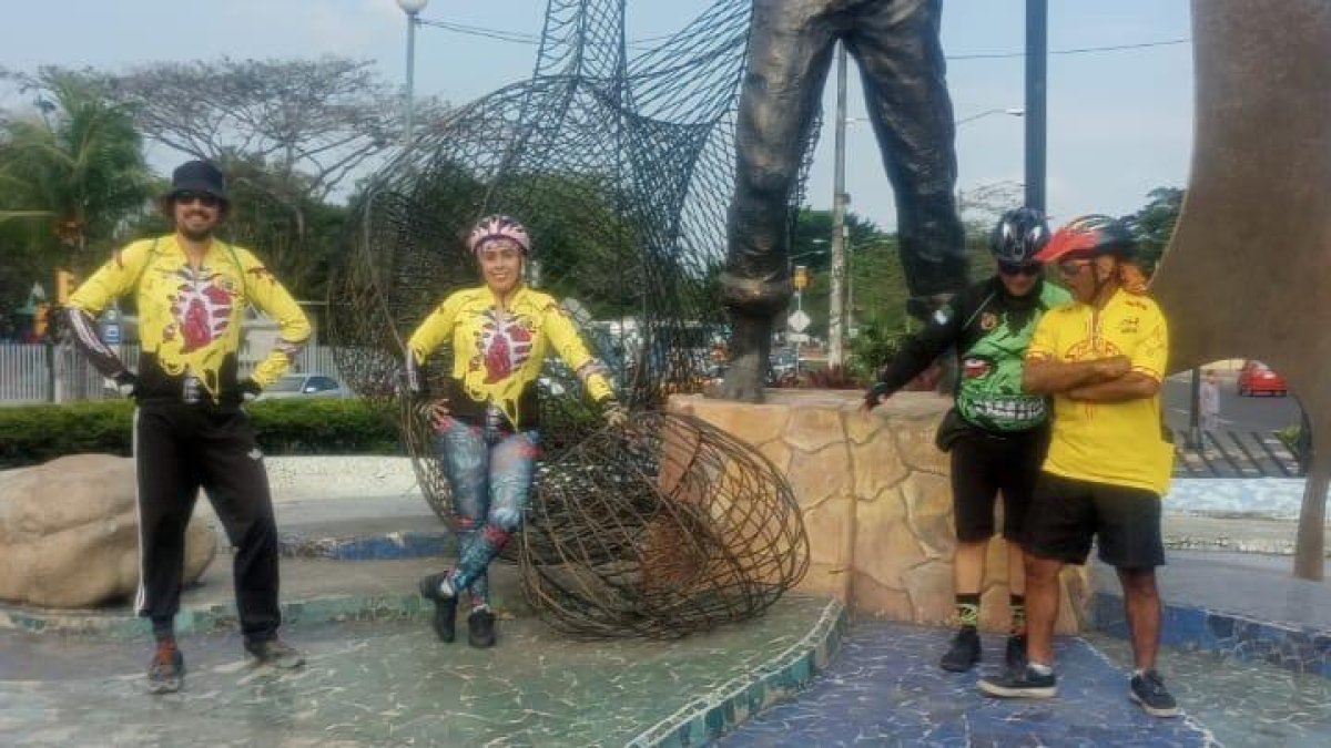 Ciclistas guayaquileños junto al monumento del Pescador.
