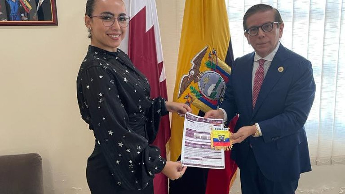 El Embajador ante el Estado de Qatar, Pascual del Cioppo y la gerente, Rachelle Rahme, durante la confirmación de la partipación de Ecuador.